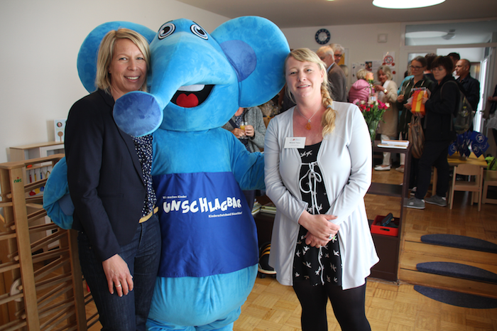 Gruppenfoto mit Anke Teesselink, blauer Elefant und Melanie Tilstra im Familiencafé Sana