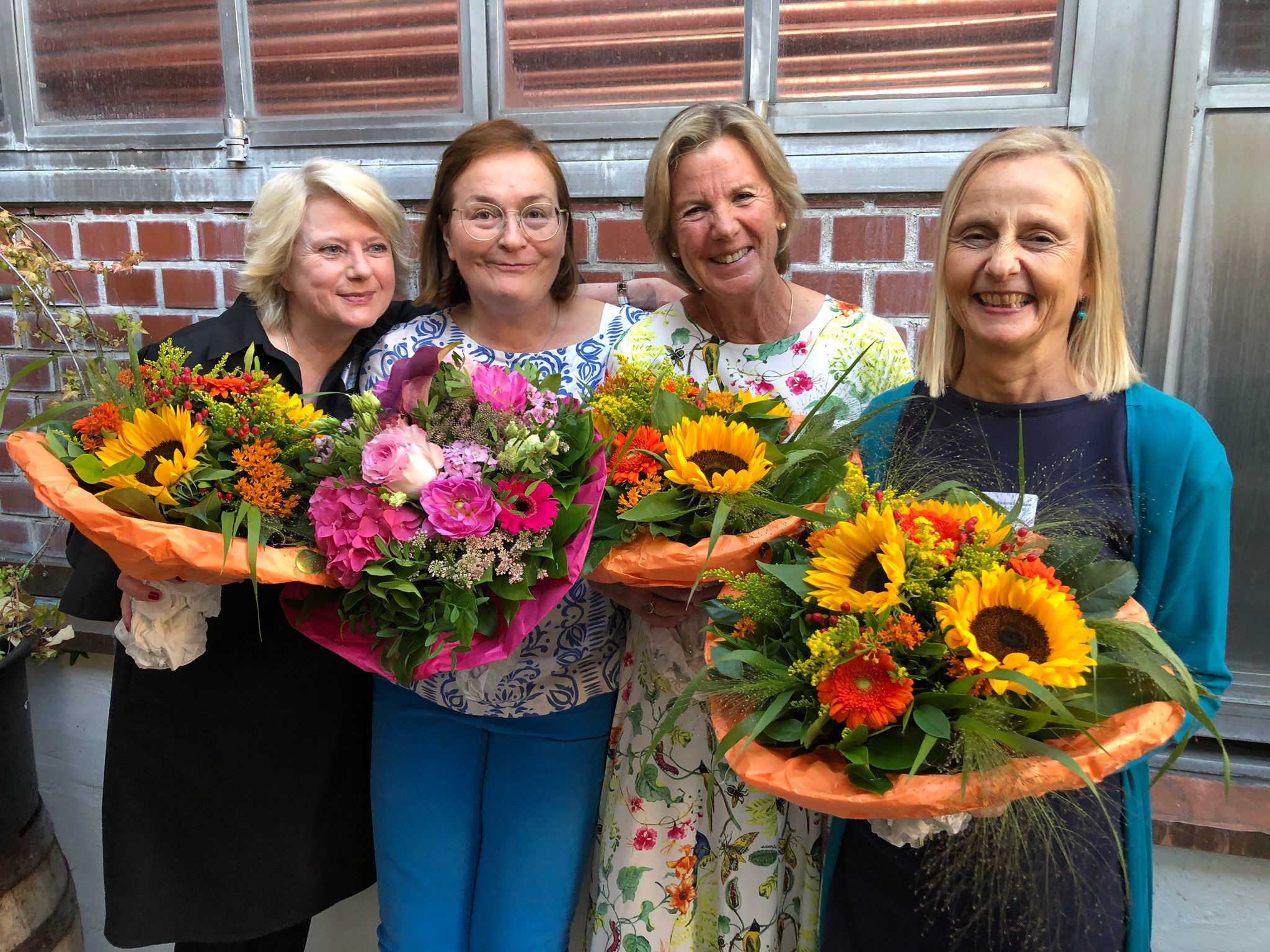 Astrid Raimann, Bettina Erlbruch, Silke Drees, Gabi Nietzschmann jeweils mit Blumenstrauß