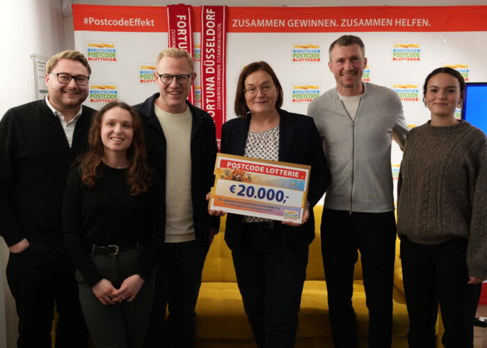 Übergabe der Jubiläumsspende von der Postcode Lotterie an den Kinderschutzbund