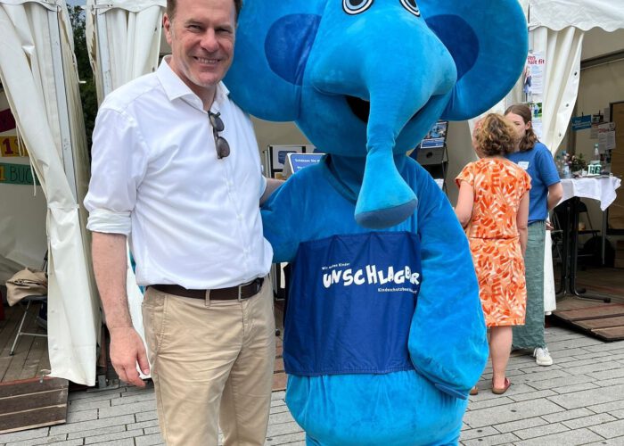 Oberbürgermeister Dr. Stephan Keller mit blauem Elefanten auf Ehrenamtsmesse