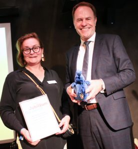 Rückblick auf eine wunderbare Jubiläumsfeier 3 Bettina Erlbruch und Oberbürgermeister Dr. Stephan Keller auf Jubiläumsfeier des Kinderschutzbundes
