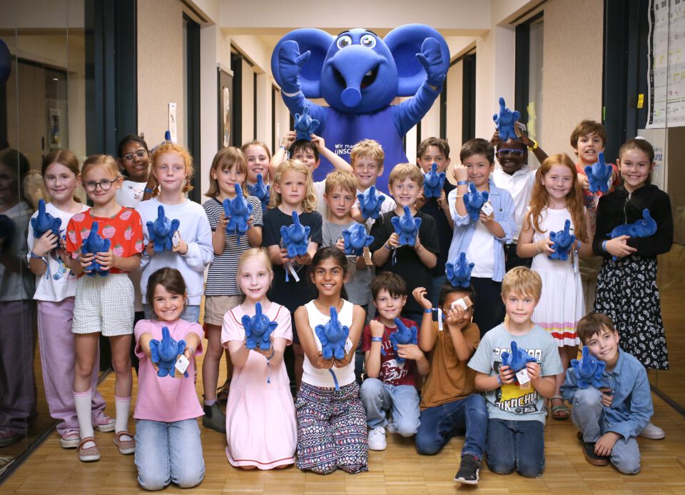 Wunderbare Jubiläumsfeier des Kinderschutzbundes 1 Kinder und Elefant