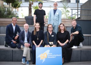 Rückblick auf eine wunderbare Jubiläumsfeier 2 Gruppenfoto mit Hauke Duckwitz, Bettina Erlbruch, Schirmherren und Künstlern auf Jubliläumsfeier