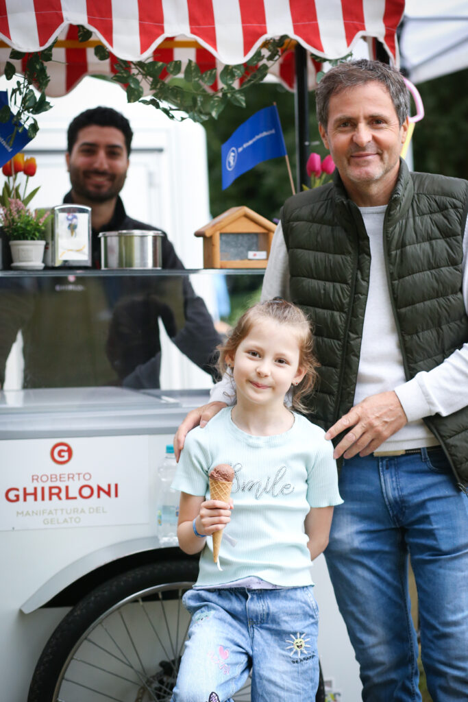 Fröhliche Menschen beim Kinder- und Familienfest 4 eis