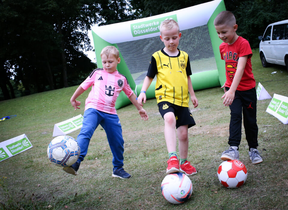 Fröhliche Menschen beim Kinder- und Familienfest 7 fussssball