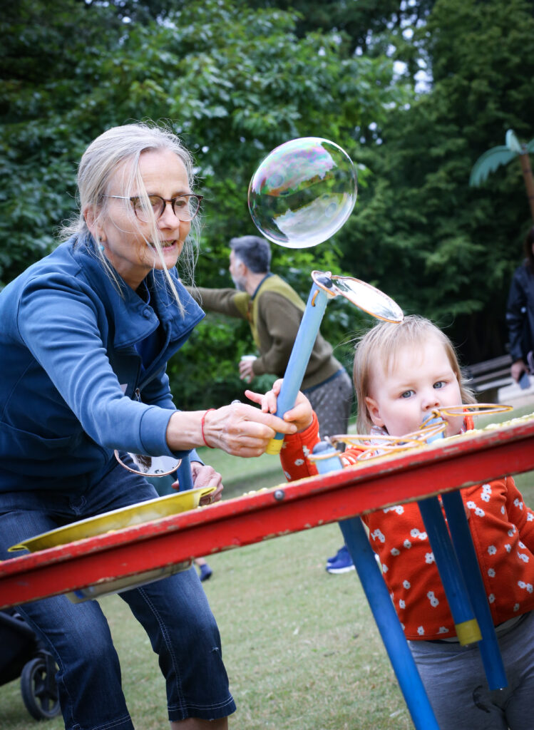 Fröhliche Menschen beim Kinder- und Familienfest 6 gabi 1
