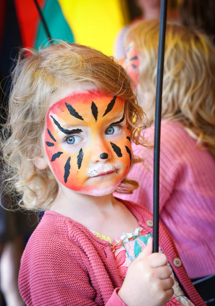 Fröhliche Menschen beim Kinder- und Familienfest 5 geschminktes kind