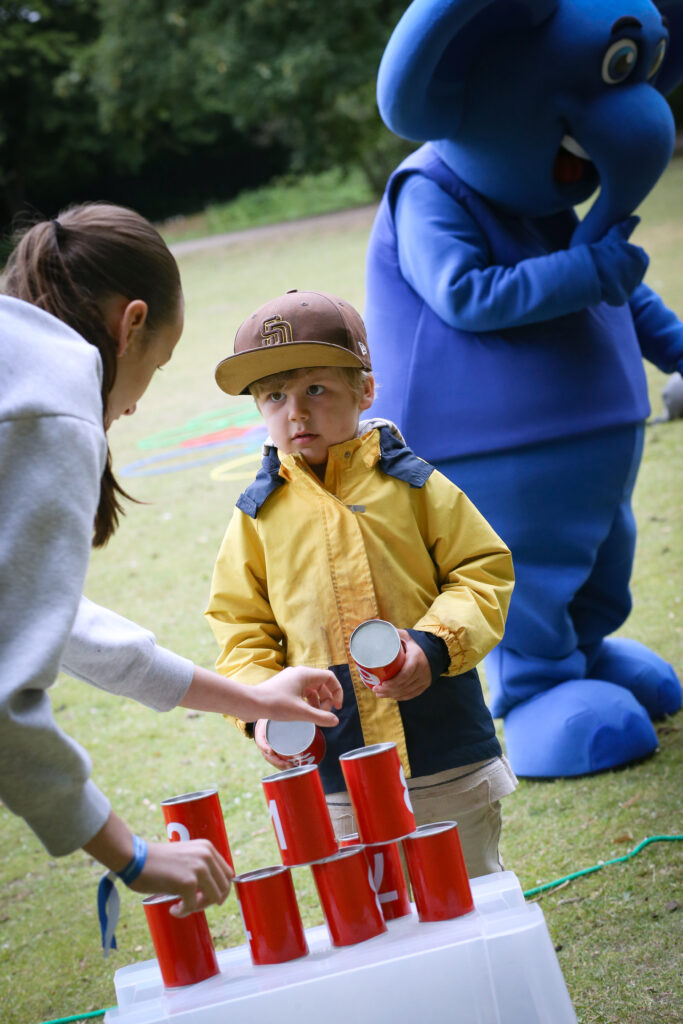 Fröhliche Menschen beim Kinder- und Familienfest 3 kind dosen 1