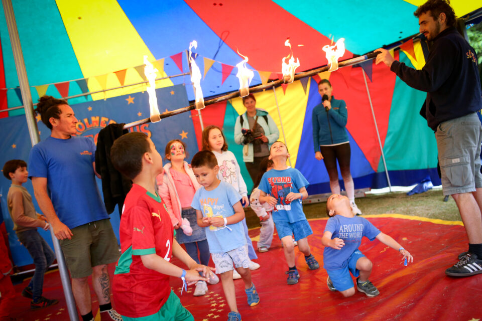 Fröhliche Menschen beim Kinder- und Familienfest 1 kind feuer