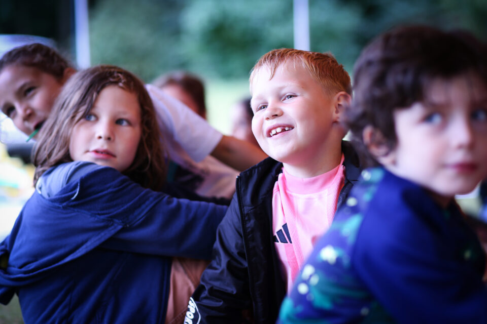 Fröhliche Menschen beim Kinder- und Familienfest 8 kinder lachen quer
