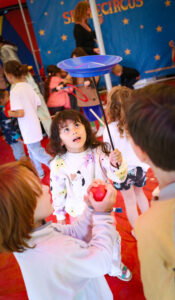 Gute Laune beim Kinder- und Familienfest zum 60. Jubiläum 1 zirkus kind