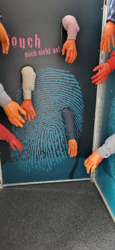 ECHT KRASS! Fragen, Mut und Haltung – Jugendliche im Gespräch über Grenzen 1 Image 1