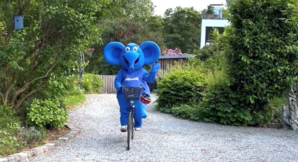 KInderschutzbund elefant auf dem Fahrrad