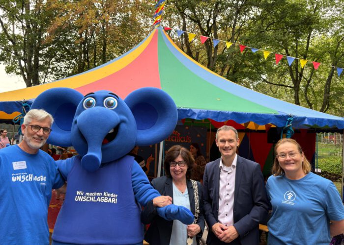 Vorstand des Kinderschutzbundes Düsseldorf mit Schirmherr, Bezierkbürgermeisterin und Maskottchen am Weltkindertag