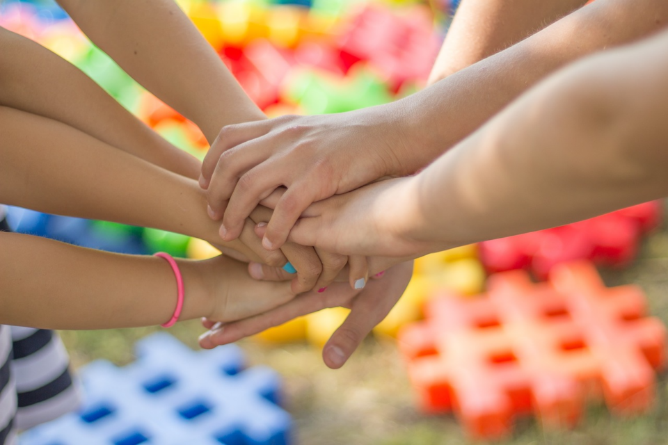 Bindung in der frühen Kindheit – ein Fundament für psychische Gesundheit 1 Kinderhaende die uebereinander greifen